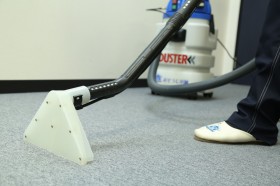 ウェットバキュームで汚れを回収 ウェットバキュームで汚れを回収